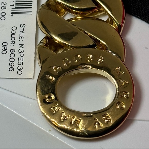 Marc by Marc Jacobs Chunky Turn lock closure
Bracelet in Gold - Picture 5 of 10